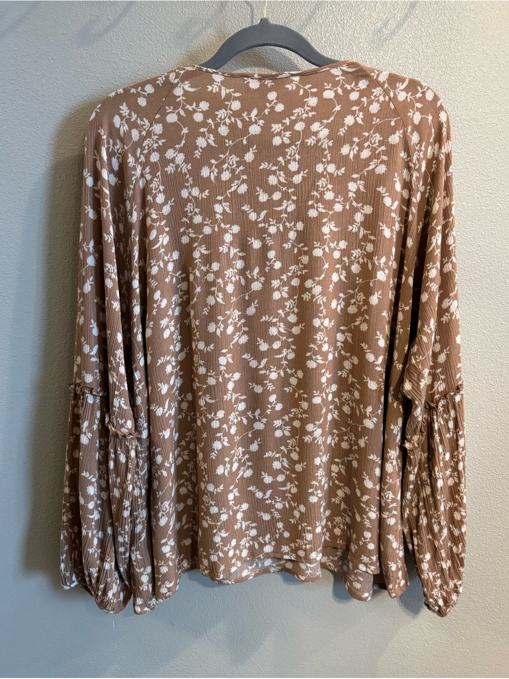 ⭐ 2/$20 Peach Love California Tan Floral Peasant Top - Picture 2 of 9